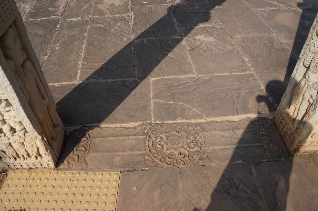 サーンチー第３塔　ストゥーパ
サーリプッタとモッガラーナのトラナの床